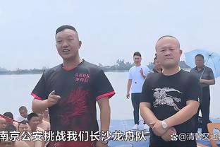 嘉宾伊涅斯塔出场讲话致意，并为本场开球